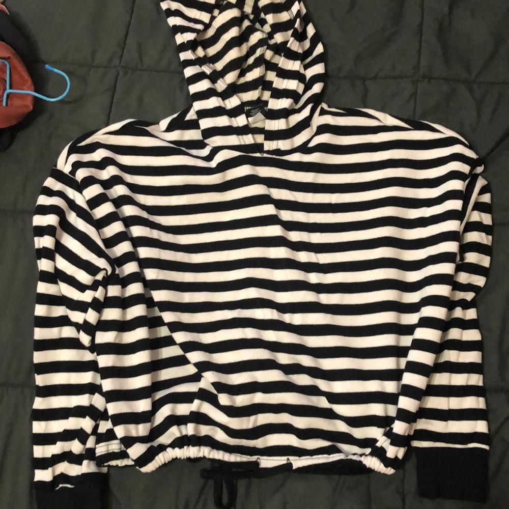 Cropped Hoodie with Drawstring (b/w striped)